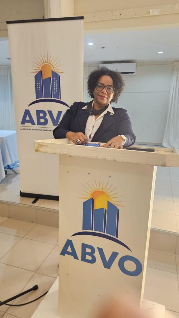 ABVO BONEIRU KIER ENFATISÁ E MOTIBU KLA DIKON ABVO BONEIRU A DESAFILIÁ FOR DI USIBO.