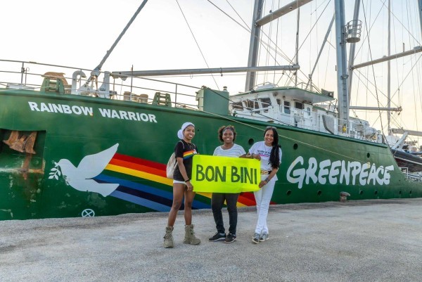 E BARKU IKÓNIKO DI GREENPEACE RAINBOW WARRIOR A YEGA BONEIRU