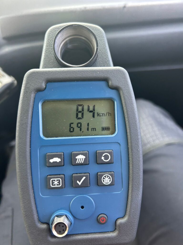 KUERPO POLISIAL HULANDA KARIBENSE A TENE KÒNTRÒL DI TRÁFIKO DIRIGÍ RIBA VELOSIDAT DI VEHÍKULONAN.