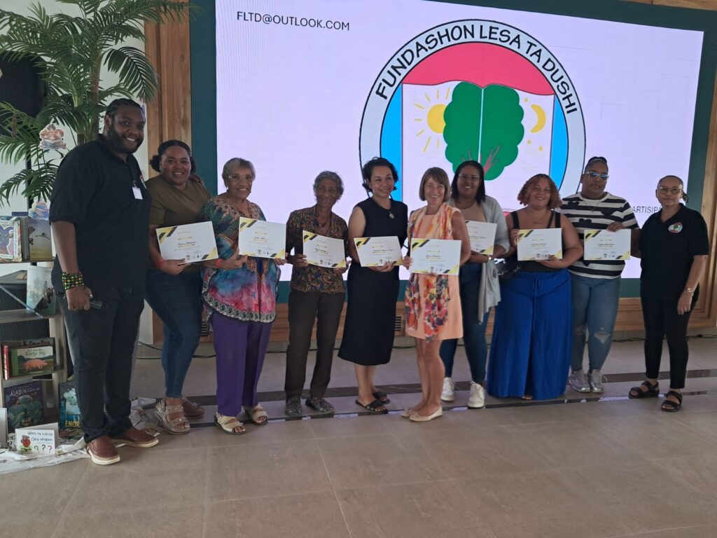 SIMPOSIO PA PROMOSHON DI LESAMENTU I DESAROYO DI IDIOMA.