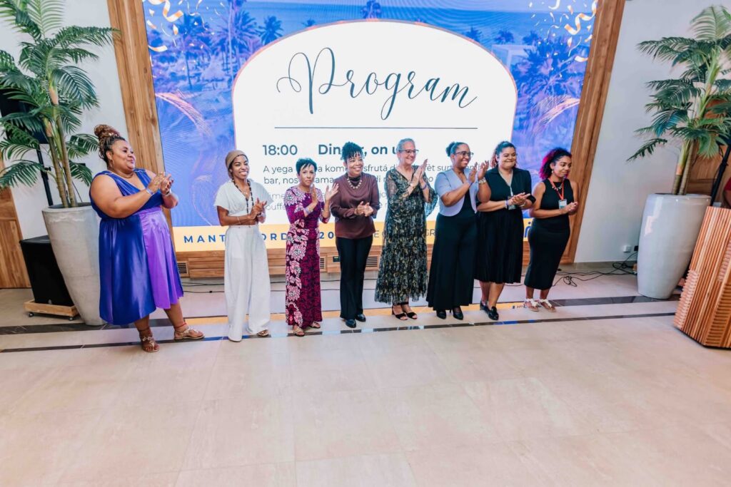 BONEIRU TA HONRA DUNADÓNAN DI KUIDO INFORMAL (MANTELZORGERS) DURANTE GALA OF GRATITUDE I TA LANSA WÈPSAIT NOBO PA SOSTENÉ KUIDO INFORMAL.