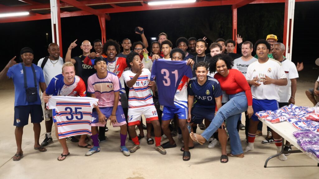 ATC A HASI ENTREGA DI NAN UNIFÒRM NOBO NA E HUNGADÓNAN