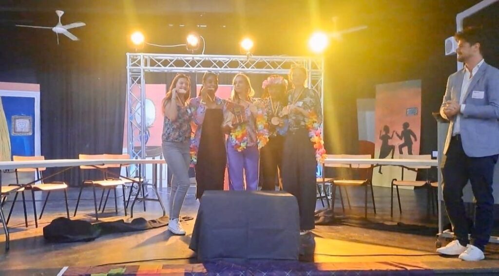 TIM DI LISEO SGB BONEIRU TA GANA KOMPETENSIA DI DEBATE BUILDING BRIDGES