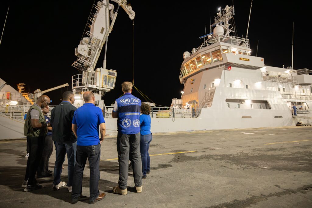 KORSOU: BARKU DI MARINA ZR.MS. PELIKAAN UN BIAHA MAS TA BRINDA YUDANSA DI EMERGENSIA NA JAMAICA