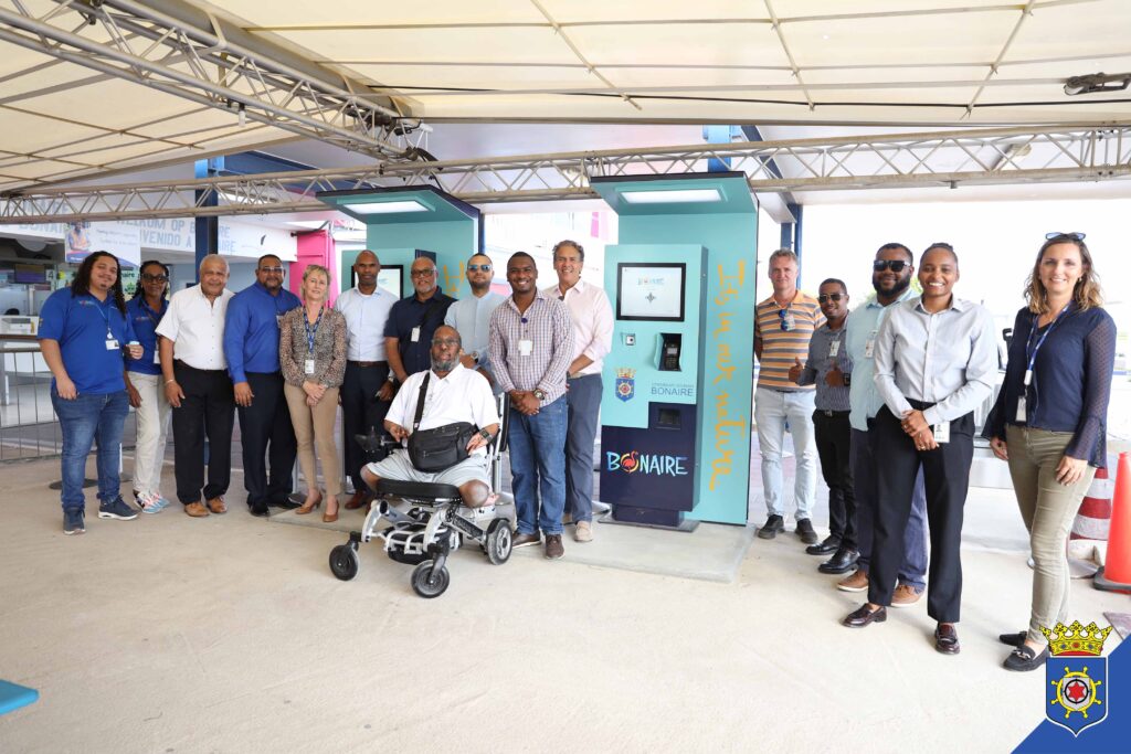 ENTIDAT PÚBLIKO BONEIRU TA INTRODUSÍ KIOSKO ‘SELF SERVICE’ I ‘SMART E-GATES’ NA AEROPUERTO