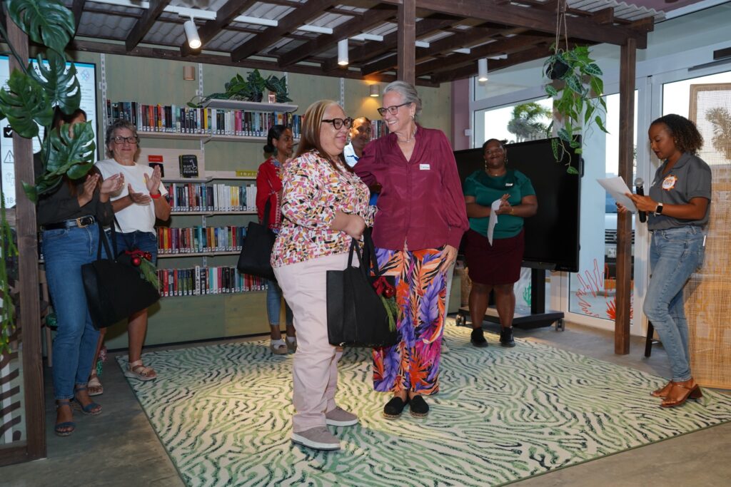 ARTI DE VRIES TA BOLUNTARIO DI AÑA