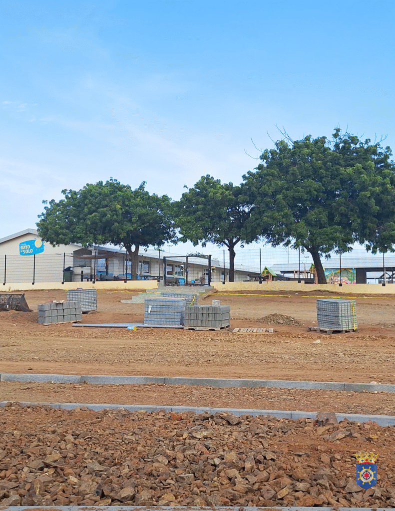TRABOUNAN TA KUMINSÁ PA KONSTRUÍ UN LUGÁ DI STASHONÁ OUTO PA KOLEGIO RAYO DI SOLO