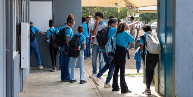 MAYORIA ALUMNO KE BANDONÁ E ISLANAN DI HULANDA KARIBENSE