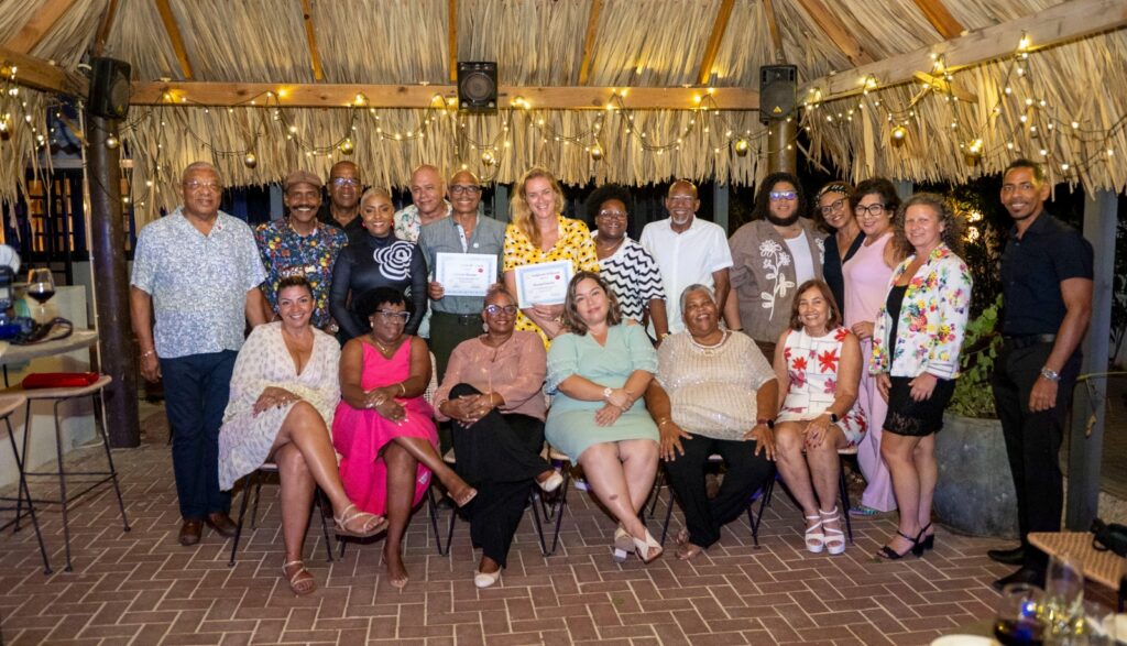 TRADISHONALMENTE DIREKTIVA DI FUNDASHON ALZHEIMER BONAIRE TA ORGANISÁ SU “MASHA DANKI PARTY” NA KOMIENSO DI AÑA, PA DUNA ATENSHON NA SU BOLUNTARIONAN.