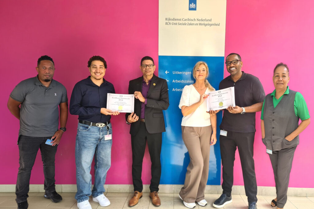 ENTREGA DI SERTIFKADO DI E KURSO DERECHO LABORAL BES