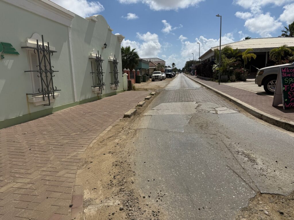 KAYA JULIO A. ABRAHAM BOULEVARD TEMPORALMETE RESTRINGÍ DEBÍ NA TRABOU NA E LÍÑA PRINSIPAL DI AWA