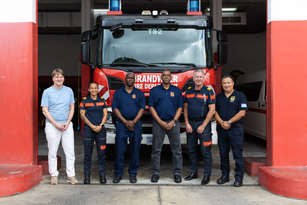 KOLABORASHON ENTRE KOMANDANTENAN DI KUERPO DI BOMBERO ENTRE E ISLANAN CAS-BES