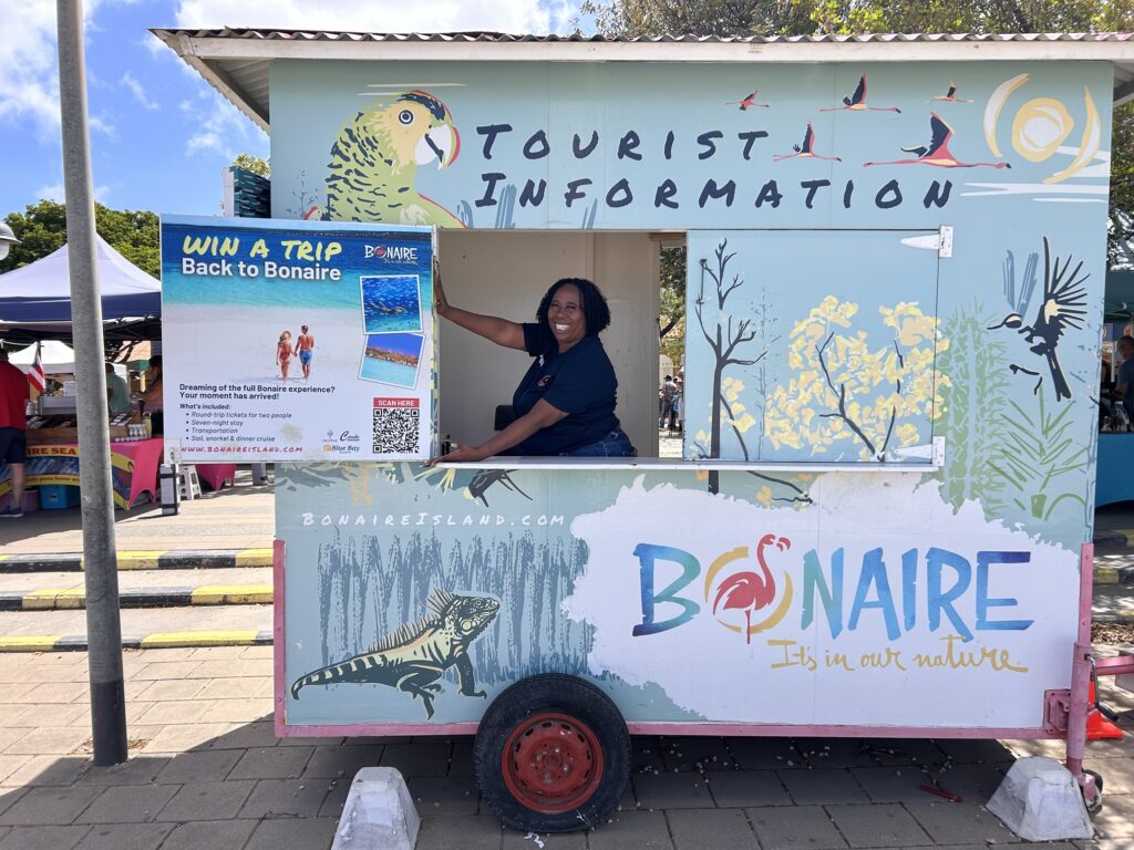 TCB TA LANSA INISIATIVA/KAMPAÑA “CRUISE-TO-STAY” PA KONBERTÍ PASAHERONAN KRUSERO DEN BISHITANTENAN STAYOVER