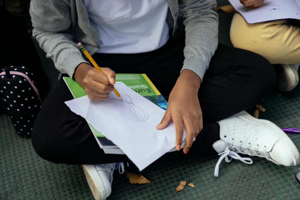 INSKRIBÍ BO YU NA TEMPU PA SKOL BÁSIKO