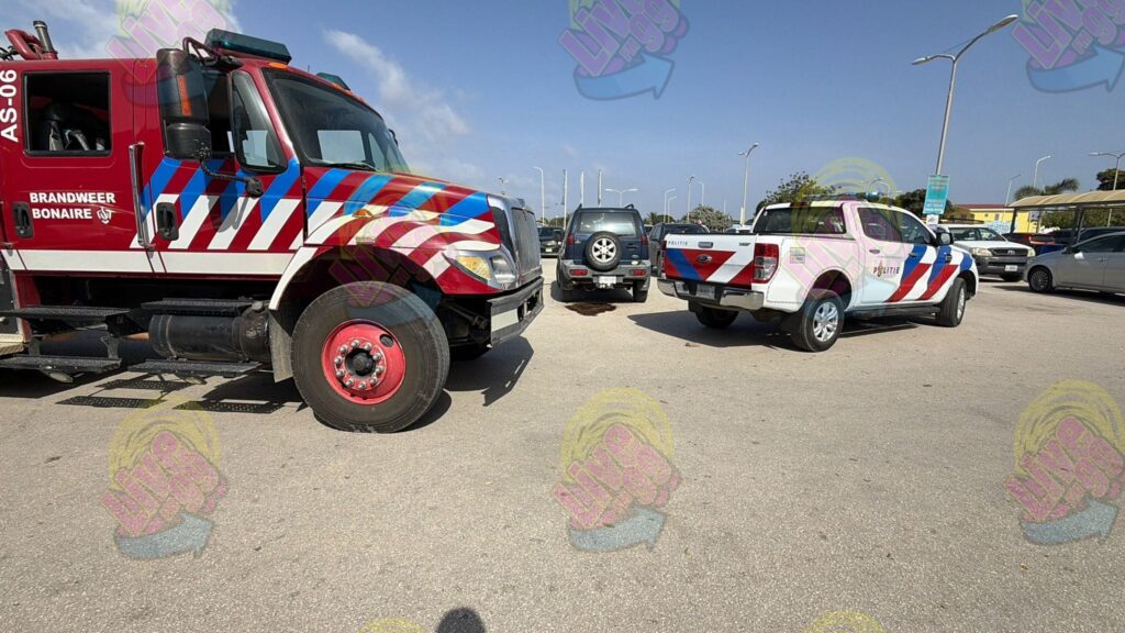 KANDELA DEN UN VEHÍKULO RIBA PARKERPLAATS DI UN SUPERMARKADO