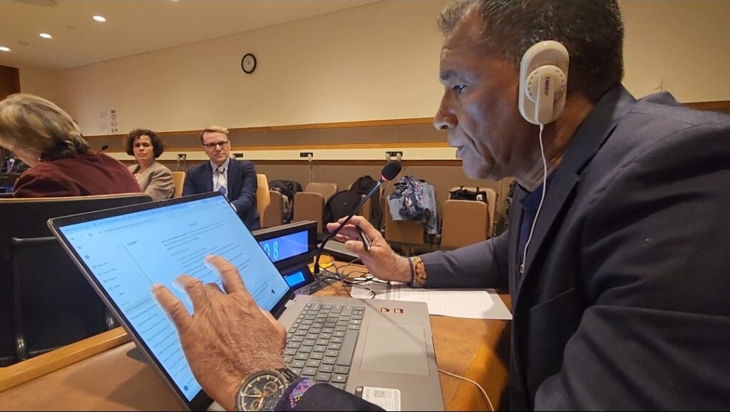 BHRO TA LANTA E PRESHON NA SESHON HISTORIKO DI NASHONAN UNI RIBA DERECHO NA DESAROYO MIENTRAS BONEIRU SU KASO TA AVANSANDO 