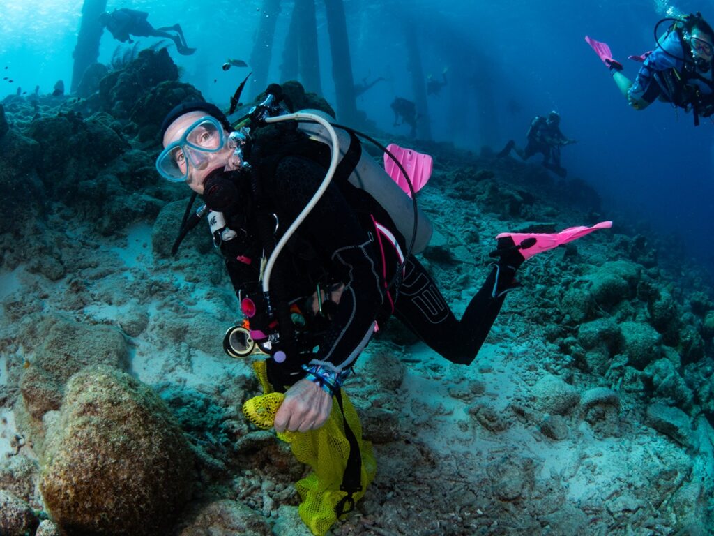 DIVE FRIENDS BONAIRE TA ORGANISÁ SU BUSEO DI LIMPIESA DI KADA TRES LUNA PA PROTEHÁ NOS EKOSISTEMANAN MARINO