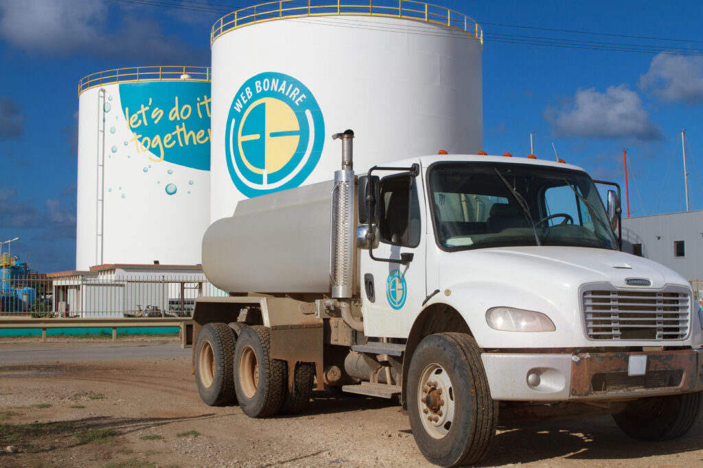 WEB BONEIRU TA EKSPERENSIÁ UN INTERUPSHON TEMPORAL DEN E SUMINISTRO DI AWA VIA TRÙK DI AWA