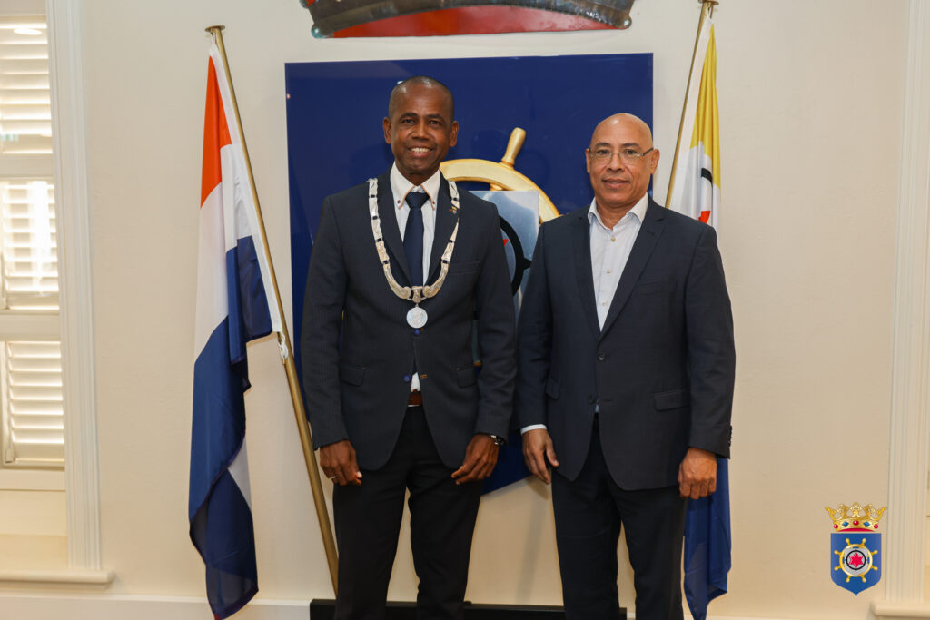 HURAMENTASHON DI UN MIEMBRO DI KONSEHO INSULAR I DESAROYONAN DEN REUNION DI KONSEHO INSULAR