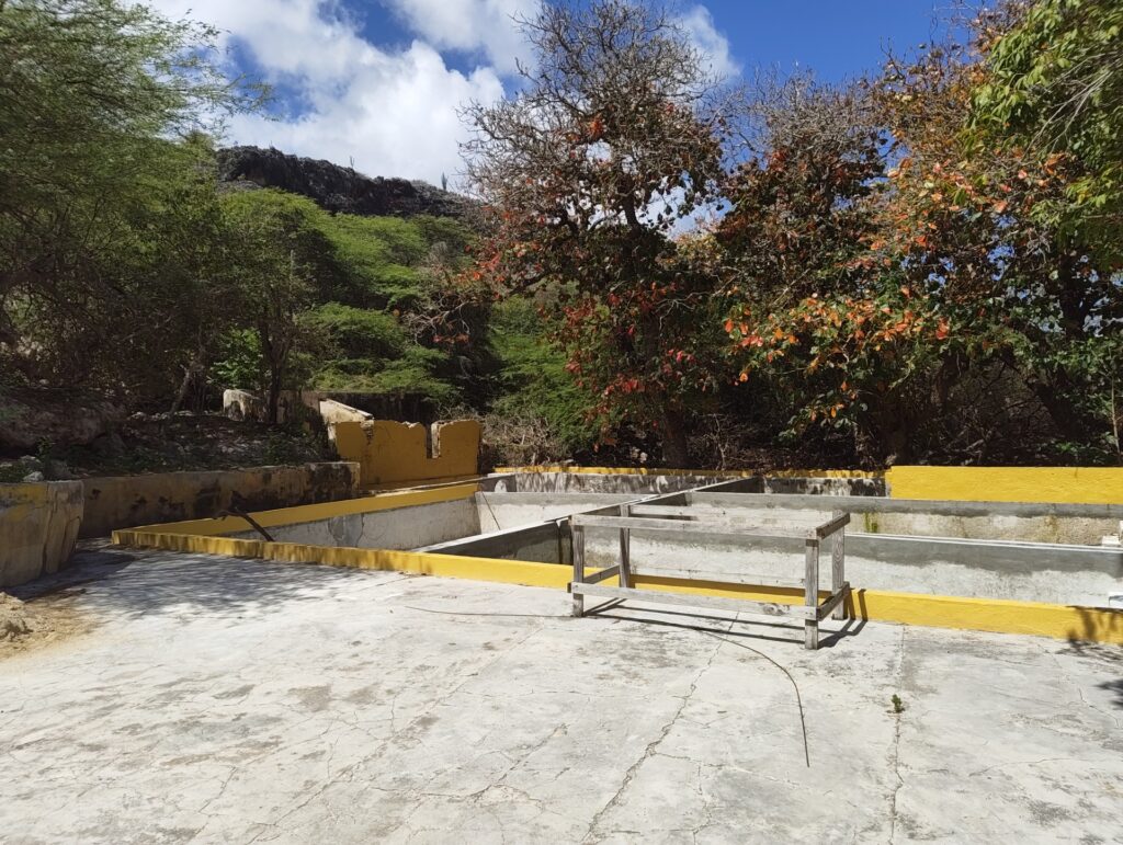 UN LUGÁ KAMINDA NOS STORIANAN, HISTORIA I KULTURA TA BINI HUNTU: E CANON DI BONEIRU