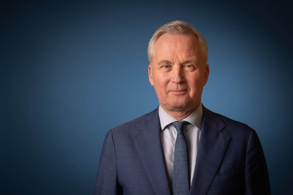 SEKRETARIO DI ESTADO VAN DER BURG TA BISHITÁ PARTI KARIBENSE DI REINO: ENFOKE TA RIBA GOBERNASHON, SIGURIDAT I DESAROYO EKONÓMIKO