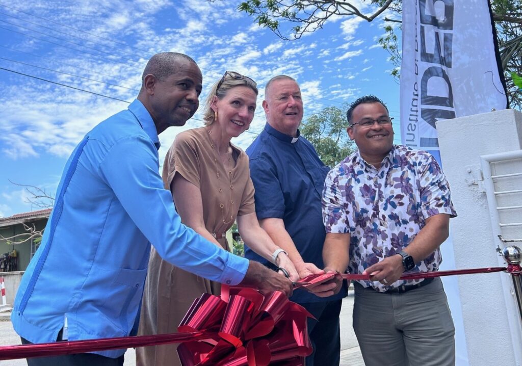 LUGÁ PA REKREÁ I TOPA NA MISA DI  RINCON TA PA HÓBEN I GRANDI