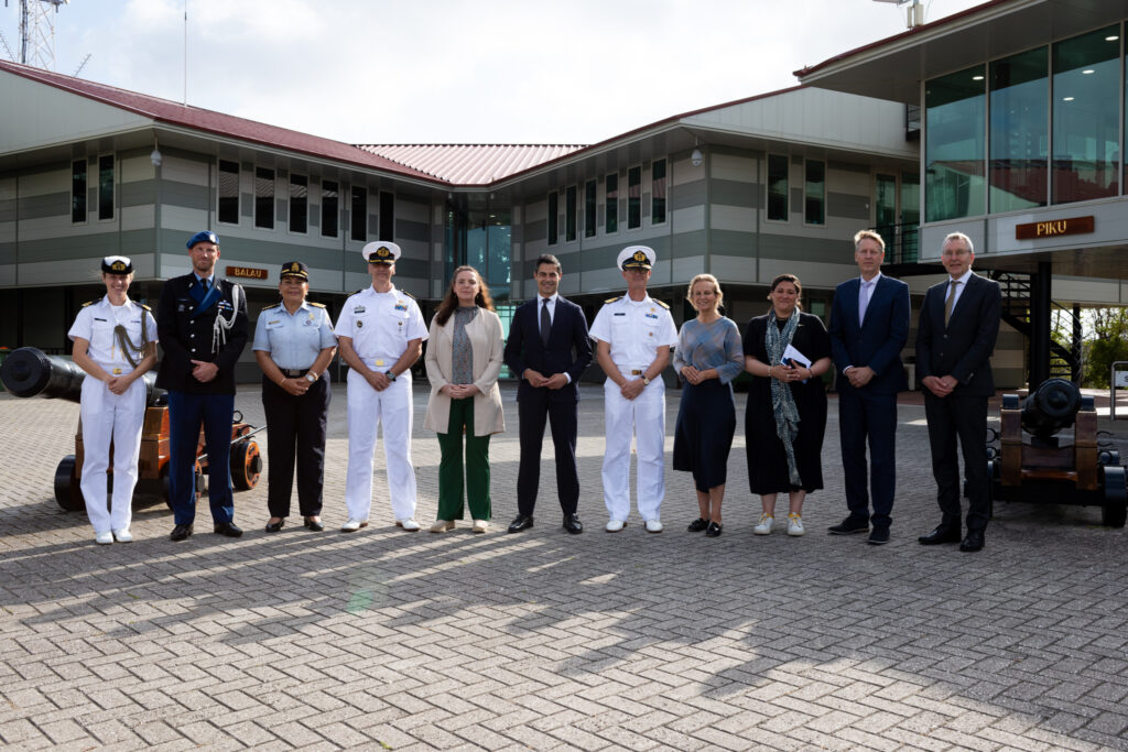 KORSOU: PROMÉ MINISTER JETTEN A BISHITA DEFENSA NA CURAÇAO