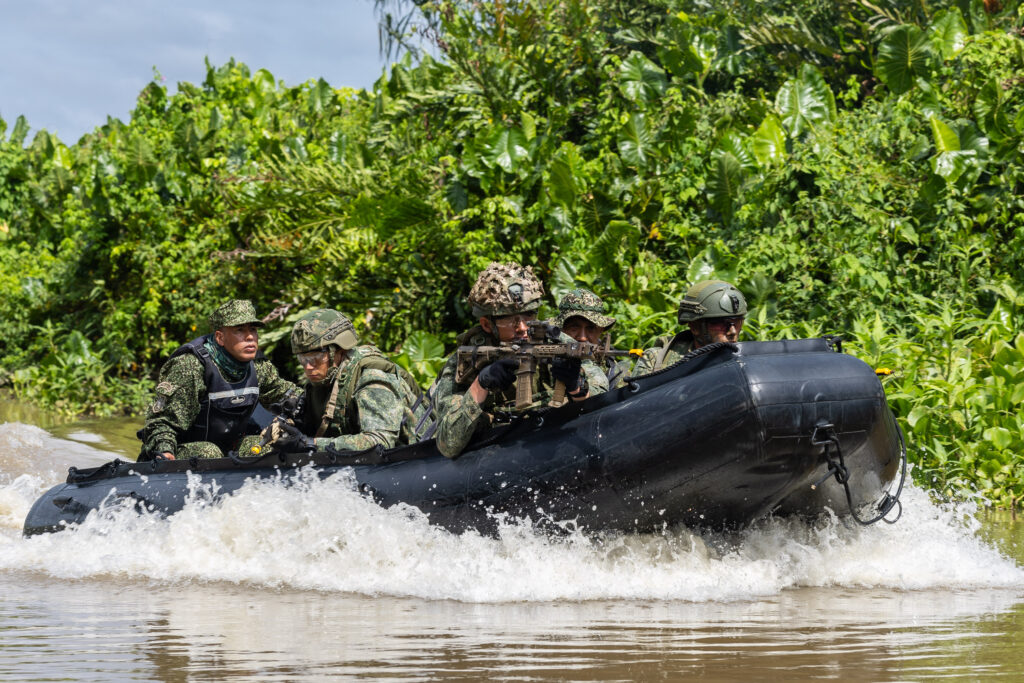 KORSOU: MARINIRNAN TA REFORSÁ KOPERASHON NA COLOMBIA 