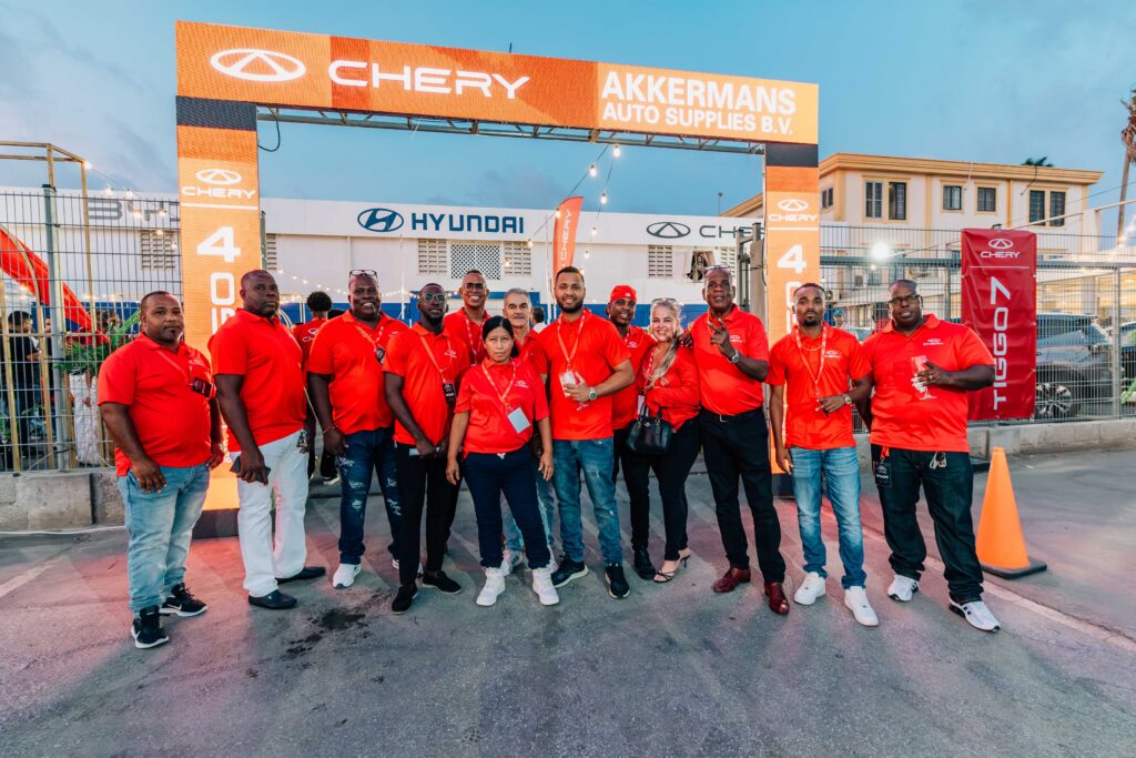 KONEKTANDO OUTO, KULTURA I KOMUNIDAT: CHERY TA HASI SU GRAN DEBUT OFISIAL NA BONEIRU HUNTU KU AKKERMANS AUTO SUPPLIES