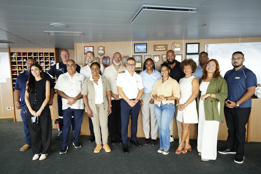 FUNSHONARIONAN EHEKUTIVO DI CARNIVAL CRUISE LINE A BISHITÁ BONEIRU DEN KUADRO DI NAN PROGRAMA NA E ISLANAN ABC