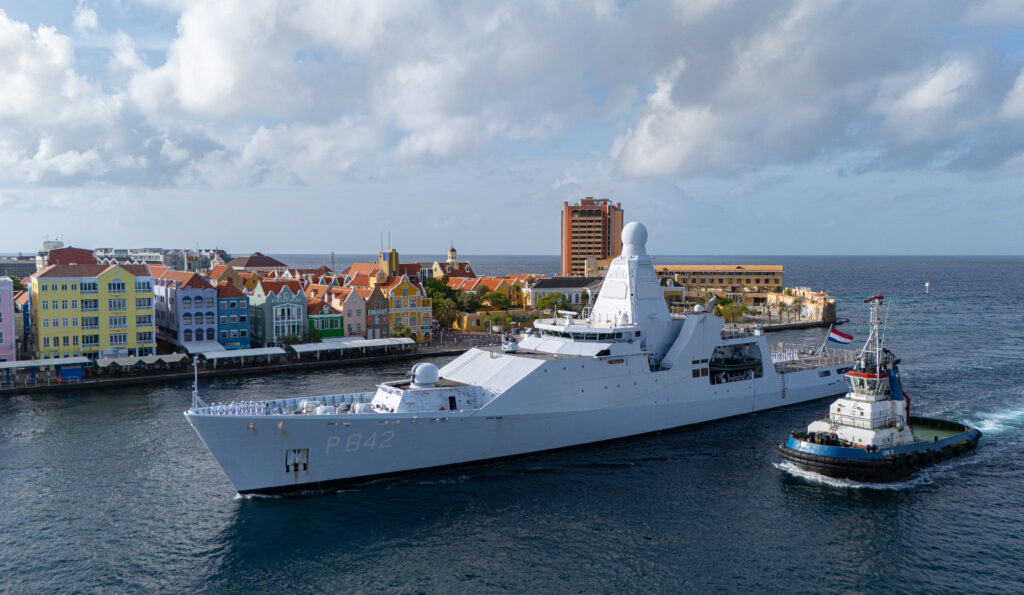KORSOIU: ZR.MS. FRIESLAND TA REGRESÁ DEN KARIBE