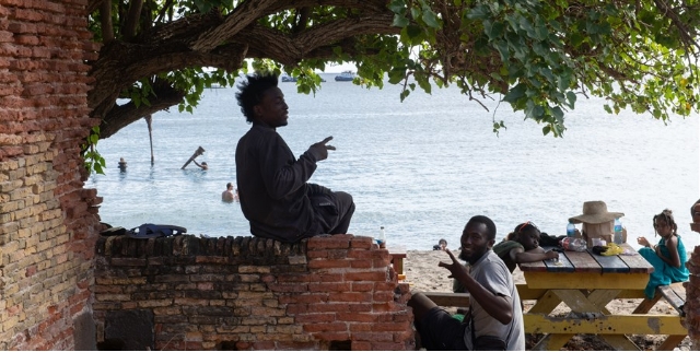 SINT EUSTATIUS: NA HULANDA KARIBENSE, HABITANTENAN DI SINT EUSTATIUS TA ESNAN MAS SATISFECHO KU BIDA