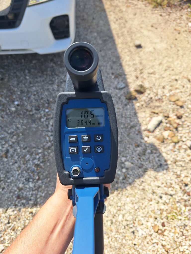 POLIS KU KÒNTRÒL DI TRÁFIKO DIRIGÍ RIBA VELOSIDAT DI VEHÍKULONAN.