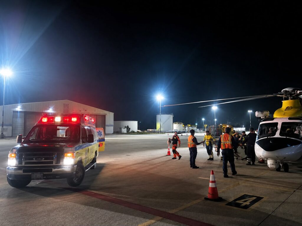ARUBA: HELICOPTER DI WARDACOSTA TA EVACUA PERSONA FOR DI RIBA BARCO CRUCERO