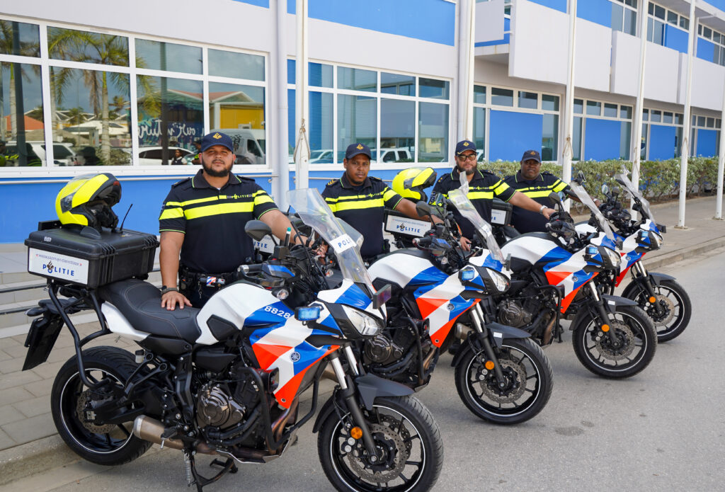 MOTOSAIKEL NOBO DI POLIS PA KPCN LO TA VISIBEL PA PROMÉ BIA DURANTE REGATTA.